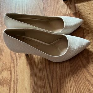 Snake skin white bcbg pumps size 6.5